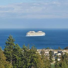 Stunning Ocean View Modern 1 BDR Private Entry Suite, hotel in Colwood