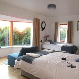 Seaview and Sunsets, Entire place, private entrance, Large Bedroom, Full kitchen and bathroom, hotel a Ennistymon