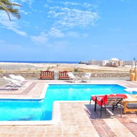Luxury Sea-View Villa with Private Pool with Diving center & Beach access, Hotel in Marsa Alam