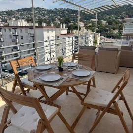 Penthouse rénové grande terrasse, hotel a Le Cannet