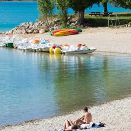 MOBIL HOME DANS CAMPING 3 etoiles GORGES DU VERDON CALME 4 PERS PLANCHA, hotel in Sainte-Croix-de-Verdon