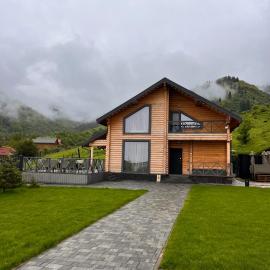 FamilyHouseTabagan гостевой дом,коттедж в горах для компании с террасой и баней, hotel a Almaty