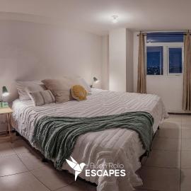 Luxury Apartments - King Bed - Pool - Gym & Free Parking