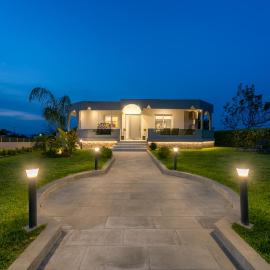Villa Giota Luxury Living - Free Car & Private Jacuzzi, hôtel à Theologos