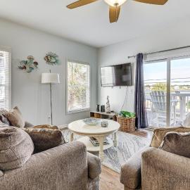 Carolina Beach Condo with Deck: Steps to Shore!, hotel in Carolina Beach