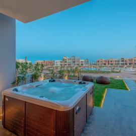 Chic 1 BR with private jacuzzi, hotel in Banī Ghālib