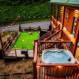 Dolly's Place- 2 bed/2 bath, Sleeps 6, Putting Green! Hot Tub, Arcade, Game Loft, Air Hockey