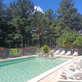 Camping la Source, hotel u gradu Sournia