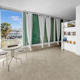 Elegant Beachside Apartment