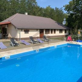 Karina nyaraló medencével, hotel in Cserkeszőlő