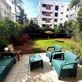 شقة غرفتين نوم بحديقة خاصة في المعمورة الشاطئ دور أرضي, hotel in Alexandria