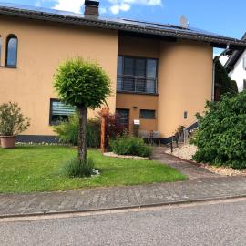 Ferienwohnung Haus Angela、Güdesweilerのホテル