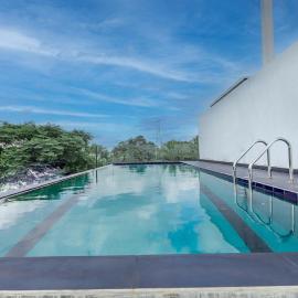 Spacious Home with Rooftop Pool, hotelli kohteessa Malabe