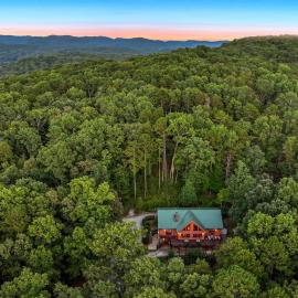 Secluded Mountain Lodge w King Beds Game Room Hot Tub Firepit 2 miles to Helen,GA