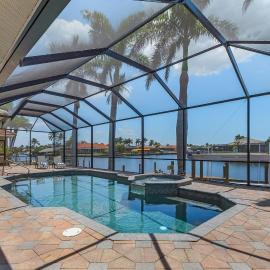 Heated Pool & Spa with Intersecting Canal View - Villa Viewtopia - Roelens, hotel in Cape Coral