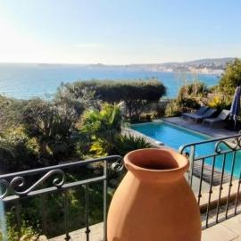 Confortable Villa en bord de Mer avec piscine, hotel in Bandol
