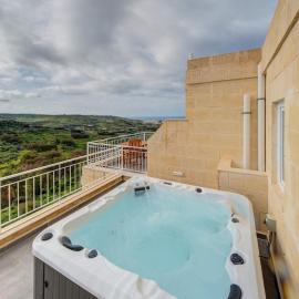 The Valley Collection - A25 - with Private hot tub, hotel en Xagħra