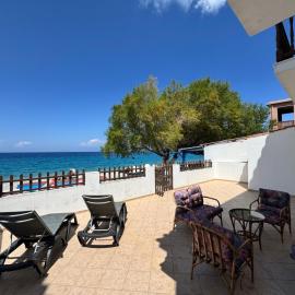 Sea View, hotel u gradu Kámpos