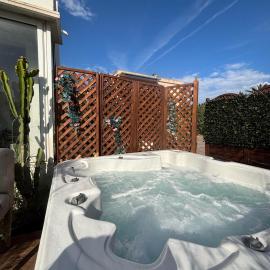 Hotel Sable Et Soleil - Port, Plage & Jacuzzi privé, hotel en Fréjus