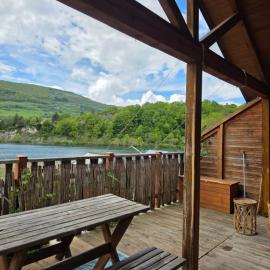 Laffrey에 위치한 호텔 Chalet magnifique vue lac & piscine 6D