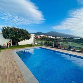 Casa Mango, con piscina y vistas al mar y volcán