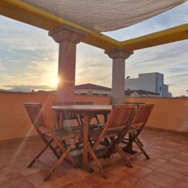 Capo Figari 13, Appartamento spazioso nel centro di Golfo Aranci con terrazza vista mare, Wi-Fi, parcheggio gratuito