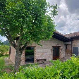 L'officina di Leo - Casale con giardino, hotel em Cagli