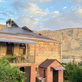 Rockside House Areni