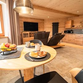 Luxus Chalet im Allgäu - Zirbenholz Schlafzimmer - Terrasse mit Bergblick - Infrarotkabine, hotel em Blaichach