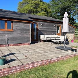 Countryside Bungalow near Lyme Regis، فندق في Combpyne