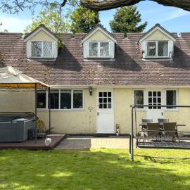 Rural 7 and 2 bed Lodge stays In Windsor! Hot Tub! Sleeps 20, ξενοδοχείο σε Bray