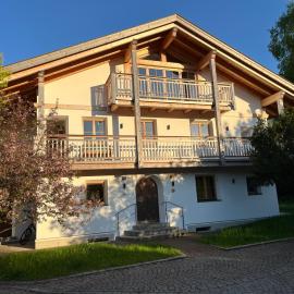 Barrierefreie 3-Zi.-Ferienwohnung mit Gartenzugang in ruhiger, zentrumsnaher Lage, hotel in Oberammergau