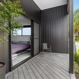 Sandy Beach Black Zen Home, Hotel in Sandy Beach