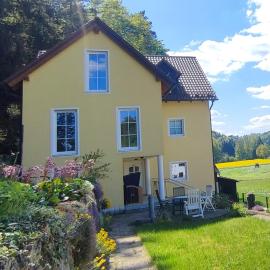 Ferienhaus am Bach mit großem Garten, hotel a Deuerling