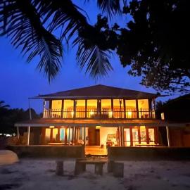 Twin Palms Villa and Homestay, hotel em Tua Pejat