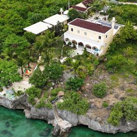The Ivory Castle, hotel i Pooc