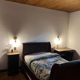 Chambre en bois dans une ancienne bâtisse, hotell sihtkohas Montpellier