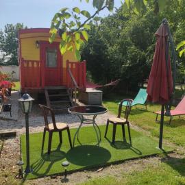 " Domaine des chevrettes roulotte romantique", hotel in Cour-Cheverny