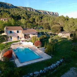 Une maison en Provence piscine au pied du Luberon、Mérindolのホテル