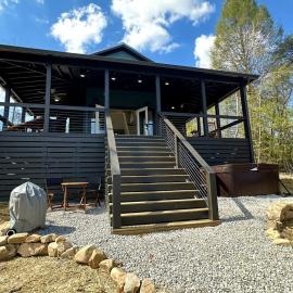 Lofted Tiny Retreat with Private Lake Dock and Spa in Tennessee, מלון בTracy City
