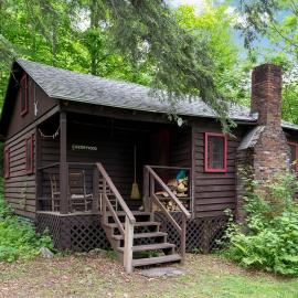 Romantic Couples' Cabin Retreat with Fireplace near White Mountain Forest, hotel v destinácii Lyme