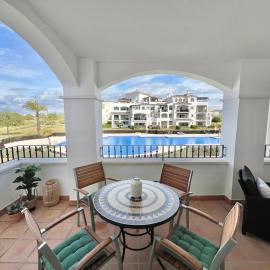 Charming apartment with a pool and golf view, hotel v destinácii Sucina