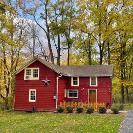 The Red Country Cottage, готель у місті Amenia