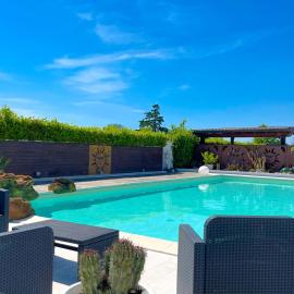 VILLA A CASA DI BETTY - Spacious & Bright Apartment with Private POOL - An Oasis of Peace to relax and recharge, hotel u gradu 'Torre Tre Ponti'