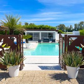 VILLA A CASA DI BETTY - Spacious & Bright Apartment with Private POOL - An Oasis of Peace to relax and recharge, מלון בTorre Tre Ponti