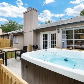 Modern Paradise Hot Tub Game Room Swing Set BBQ, hotel in San Antonio