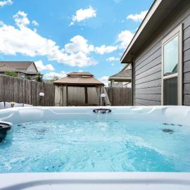 Stylish Hot Tub Retreat BBQ Yard Games WiFi Pets, hotel in Converse