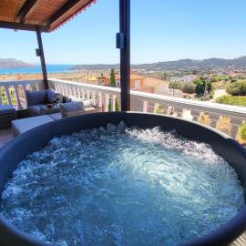 Viesnīca Villa Golden Sun with swimming pool and jacuzzi pilsētā Anavisosa