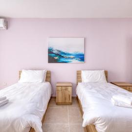 New! Spacious 4-Bedroom Duplex apt by SF Homes, hotel a Msida