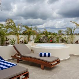 Penthouse Condo Private Rooftop Terrace with Jacuzzi